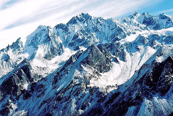 Nhắc đến dãy núi Himalaya, người Châu Á lấy đó làm niềm tự hào về một hệ thống núi hùng vỹ, khiến cho bao người khát khao chinh phục. Himalaya phân chia tiểu lục địa Ấn Độ khỏi cao nguyên Tây Tạng.