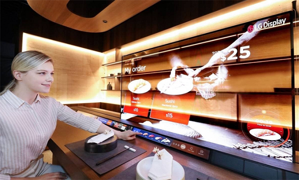 Tại CES 2021, LG dự kiến trình diễn màn hình OLED trong suốt 55 inch tích hợp trên giường thông minh Smart Bed. Sản phẩm được thiết kế để đặt ở chân giường và nhô lên khỏi khung khi người dùng có nhu cầu xem TV.