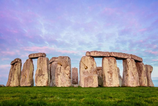 Các nhà khoa học cho biết những tảng đá xanh được lấy từ núi Prezeli, nằm cách Stonehenge khoảng 200 km, đủ để thấy người cổ xưa, khi chỉ có dây thừng và gậy, đã phải tốn bao nhiêu nỗ lực và sinh mạng để di chuyển chúng.