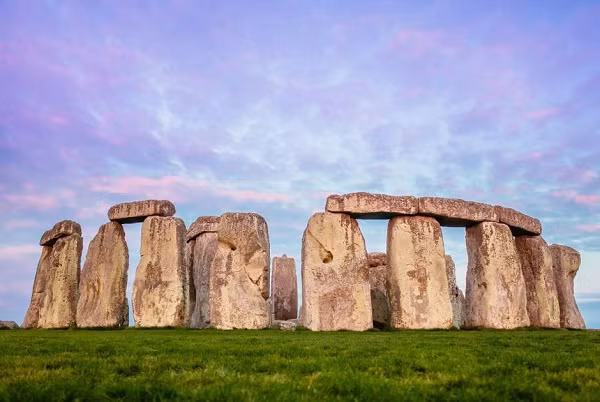 Các nhà khoa học cho biết những tảng đá xanh được lấy từ núi Prezeli, nằm cách Stonehenge khoảng 200 km, đủ để thấy người cổ xưa, khi chỉ có dây thừng và gậy, đã phải tốn bao nhiêu nỗ lực và sinh mạng để di chuyển chúng.