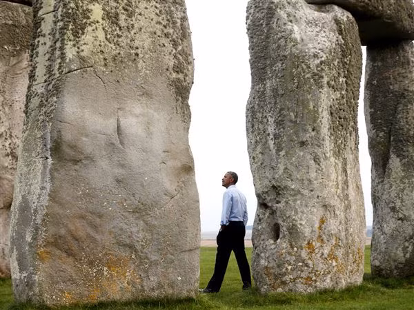 Di tích này được xây dựng theo ba giai đoạn. Lớp ngoài được dựng vào khoảng năm 3.000 trước Công nguyên, còn các tảng đá bài trí bên trong được dựng lên vào khoảng năm 2.500 trước Công nguyên.