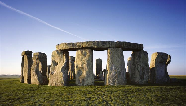 Một phần tạo nên sự huyền bí của Stonehenge chính là nó được tạo ra từ thời tiền sử mà không hề có một ghi chép nào để lại. Các nhà khoa học vẫn đang tranh luận xem vì sao và làm thế nào mà người xưa tạo ra được di tích này và để làm gì.