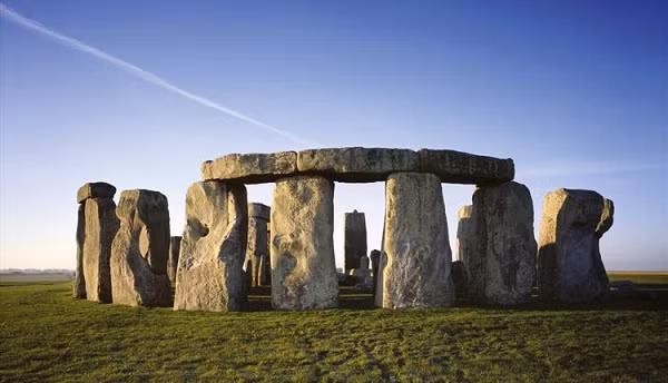 Một phần tạo nên sự huyền bí của Stonehenge chính là nó được tạo ra từ thời tiền sử mà không hề có một ghi chép nào để lại. Các nhà khoa học vẫn đang tranh luận xem vì sao và làm thế nào mà người xưa tạo ra được di tích này và để làm gì.