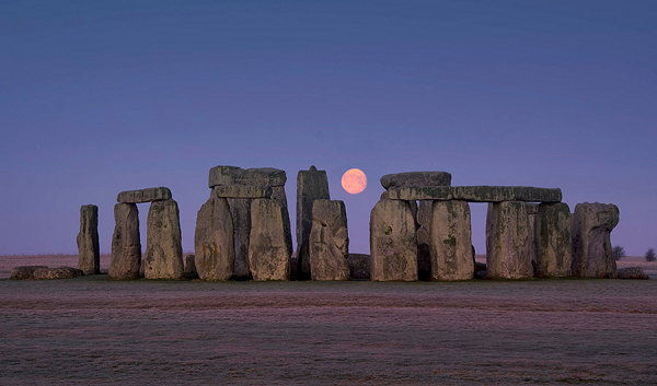 Người ta tin rằng người xưa đã biết kỷ niệm ngày Hạ chí và Đông chí ở Stonehenge từ hàng nghìn năm trước.