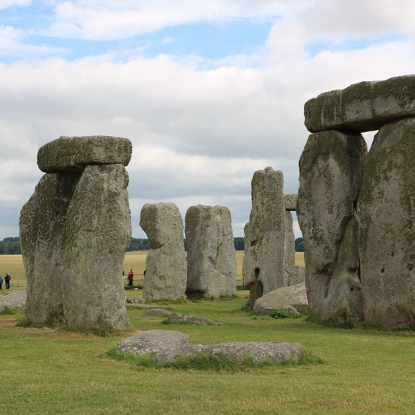 Stonehenge là một tượng đài thẳng hàng với mặt trời mọc vào chính giữa mùa hè và mặt trời lặn chính giữa mùa đông.