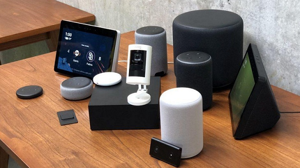 Apple lần đầu nói về HomeKie tại WWDC 2014. Tính năng này khi đó cho phép các nhà lập trình ứng dụng tích hợp khả năng điều khiển cho việc khá cửa, giảm độ sáng của đèn và đồng thời hỗ trợ nhiều phụ kiện tự động hoá cho gia đình cũng như các tính năng trong ứng dụng iOS trên iPhone và iPad.