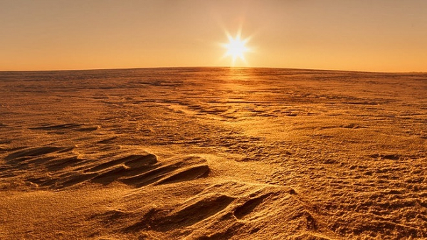 Sao Hỏa có một số đặc điểm bề mặt khác biệt, ở quy mô lớn cho biết các quá trình địa chất đã hoạt động trên hành tinh này theo thời gian. Cùng với nhau, các khu vực này chỉ ra các hoạt động địa chất chủ yếu liên quan đến các hoạt động núi lửa, kiến tạo địa tầng, nước đóng băng, và tác động lên hình thành hành tinh trên quy mô toàn cầu.