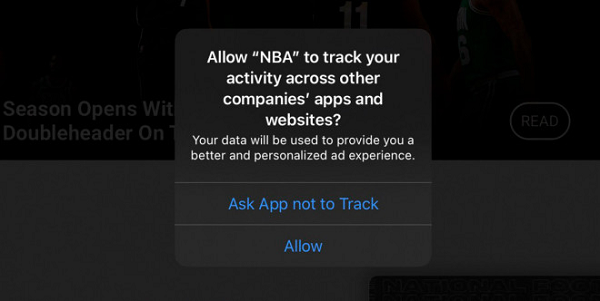 Hộp thoại thông báo trên iPhone có nội dung nhắc nhở về các quyền tùy chỉnh mà nhà phát triển của ứng dụng được cài đặt có thể sử dụng hay thay đổi. Trong ví dụ, ứng dụng NBA nói rằng dữ liệu của người dùng "sẽ được sử dụng để cung cấp trải nghiệm quảng cáo tốt hơn và được cá nhân hóa".