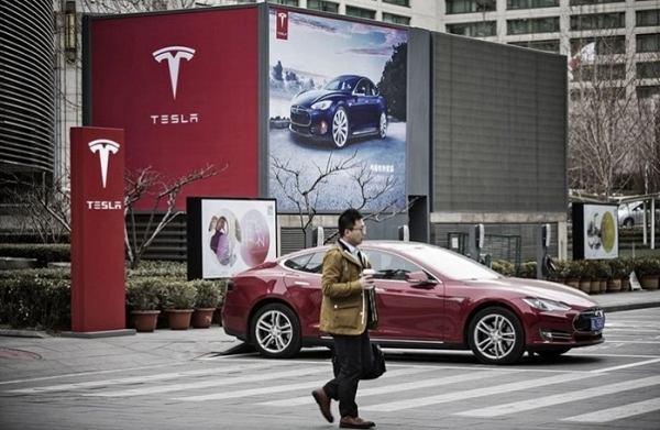 Telsa dần dần đã hủy bỏ gần hết những quyền lợi của công nhân như mức lương, tiền trợ cấp, hệ thống khuyến khích bằng vốn chủ sở hữu đối với nhân viên bình thường bằng cổ phiếu. Điều đó khiến rất nhiều công nhân quyết định không thể làm việc ở đây thêm nữa.