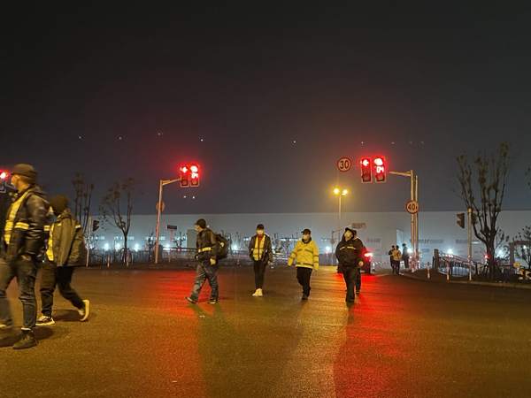 Bên cạnh đó, việc Telsa theo đuổi tốc độ sản xuất đã khiến các nhà cung cấp linh kiện không đáp ứng kịp và buộc phải hạ chất lượng sản phẩm xuống.