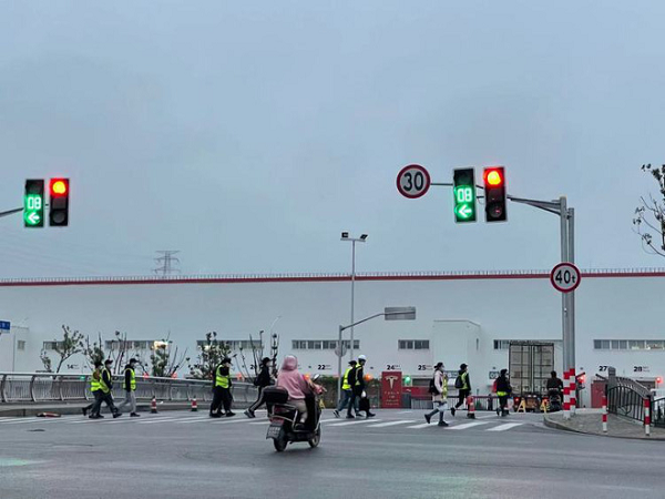 Các bộ phận không đạt tiêu chuẩn sẽ biến mất theo cách không thể giải thích được. Lý do cho sự biến mất của những bộ phận kém chất lượng này trái ngược hẳn với "hình ảnh công nghệ cao" mà Tesla luôn tạo ra.