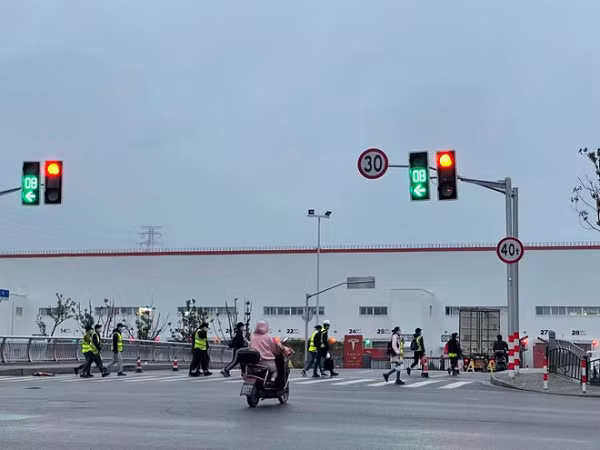 Các bộ phận không đạt tiêu chuẩn sẽ biến mất theo cách không thể giải thích được. Lý do cho sự biến mất của những bộ phận kém chất lượng này trái ngược hẳn với "hình ảnh công nghệ cao" mà Tesla luôn tạo ra.