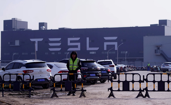 Vào ngày 13/7/2018, Tesla đã ký hợp đồng với chính quyền thành phố Thượng Hải và thông báo rằng "Siêu nhà máy" sẽ được đặt tại Shanghai Lingang. Tháng 1/2019, nhà máy chính thức được đưa vào xây dựng, đến tháng 12 cùng năm, lô hàng Model 3 đầu tiên do nhà máy Thượng Hải sản xuất đã được giao hàng. Đến tháng 10/2020, Model 3 bắt đầu được xuất khẩu từ đây sang châu Âu.