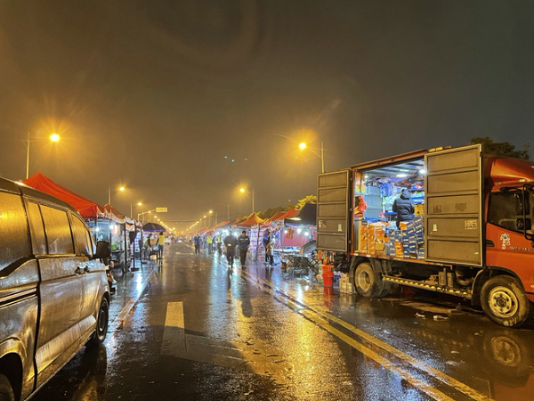 Ở nhà máy của Telsa, công nhân buộc phải chấp hành những công việc vô lí mà cấp trên đã chỉ thị. Sản lượng của Telsa tăng vọt và giữ ở mức cao nhưng chủ yếu lại nhờ lao động chân tay nặng nhọc. Quyền lợi của công nhân bị thu hẹp nhanh chóng và môi trường làm việc ngày càng khắc nghiệt cũng khiến người lao động nản lòng.