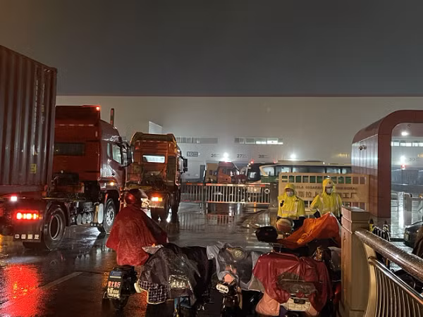 "Để hoàn thành sản xuất, Tesla đang hạ thấp tiêu chuẩn chất lượng của chính mình một cách vô đạo đức", một số người làm việc trong nhà máy Tesla Trung Quốc chia sẻ.