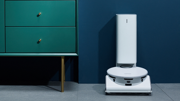 JetBot 90 AI là máy hút bụi sử dụng AI, có khả năng tự động đô rác và làm sạch chính mình. Ngoài ra, robot này có tích hợp camera giám sát.