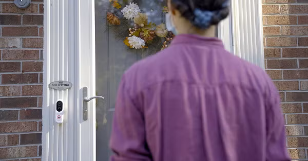 Một sản phẩm khác là chuông cửa không chạm của hãng Alarm. Sản phẩm sử dụng thảm chùi chân để phát hiện người đến trước cửa nhà, sau đó kích hoạt camera và micro để người trong nhà trao đổi ra ngoài, thay vì gặp mặt và tiếp xúc.