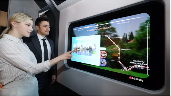 LG Display đang tìm hướng đặt một màn hình OLED trong suốt 55 inch vào một quán sushi ở giữa khách hàng và đầu bếp sushi. Màn hình sẽ hiển thị thực đơn và các nội dung giải trí khác trong khi khách hàng có thể nhìn thấy đầu bếp đang chế biến món ăn của mình.