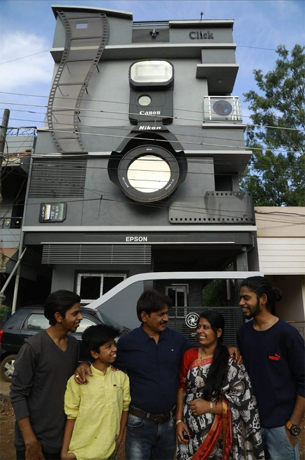 Anh Ravi thực sự tâm huyết với ''tác phẩm'' này của mình, ngôi nhà hoàn chỉnh đến mức có đầy đủ cửa sổ hình ống kính, đèn flash và thậm chí là một khe thẻ nhớ SD khổng lồ.