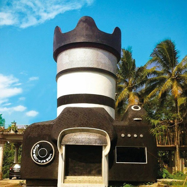 Thực tế trên thế giới cũng từng xuất hiện nhiều công trình xây dựng, tòa nhà có hình dạng máy ảnh độc đáo. Chiếc máy ảnh với ống kính khổng lồ này là điểm tham quan nổi tiếng tại châu Âu.