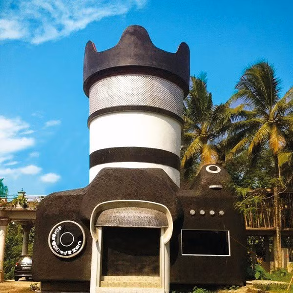 Thực tế trên thế giới cũng từng xuất hiện nhiều công trình xây dựng, tòa nhà có hình dạng máy ảnh độc đáo. Chiếc máy ảnh với ống kính khổng lồ này là điểm tham quan nổi tiếng tại châu Âu.