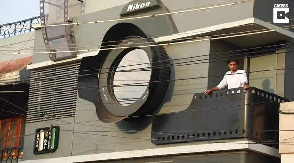 Ban công được tạo hình cuộn phim, bên cạnh ống kính khổng lồ.