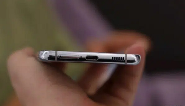 Trên tấm film bảo vệ mặt lưng của Galaxy S21 có thông báo cho người dùng biết vị trí chính xác để chọc SIM, tránh nhầm lẫn. Nhưng đây cũng chỉ là biện pháp tạm thời, bởi người dùng sẽ bóc tấm film bảo vệ này ra và khi đó không còn có thông báo nhắc người dùng nữa.