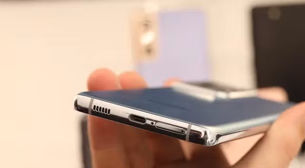 Thiết kế của Galaxy S21, có thể khiến người dùng chọc nhầm vào lỗ micro nếu như không để ý. Cả hai lỗ chọc SIM và lỗ micro đều rất giống nhau, và nếu không chú ý tới đường viền của khay SIM, bạn hoàn toàn có thể bị chọc nhầm.