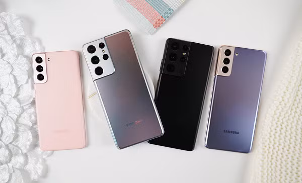 Về cấu hình, Galaxy S21 trang bị vi xử lý Exynos 2100, sản xuất trên tiến trình 5nm giúp hiệu năng CPU tăng 15%, GPU tăng 33% và NPU tăng 5,3 lần so với thế hệ tiền nhiệm.