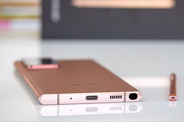 Máy dùng RAM 8 GB, bộ nhớ trong 128/256 GB và không có khe microSD, pin 4.000 mAh hỗ trợ sạc nhanh 25W có dây và 15W không dây. Chạy trên hệ điều hành One UI 3.0 được tuỳ biến từ Android 11.