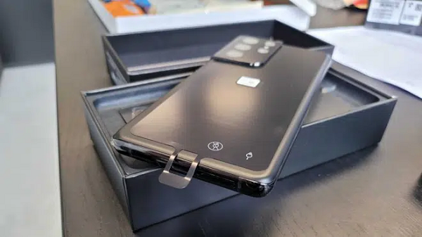 Nếu chọc nhầm, nhiều khả năng người dùng có thể làm hỏng micro của Galaxy S21. Tuy nhiên cho đến nay vẫn chưa có trường hợp như vậy được báo cáo. Rất may là Galaxy S21 có hỗ trợ cả eSIM, vì vậy có lẽ khay SIM vật lý cũng ít khi được sử dụng đến.