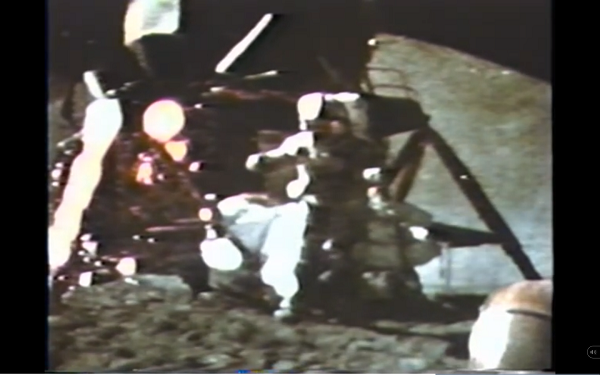 Theo đó, tất cả các vật thể, bất kể khối lượng, đều phải rơi ở cùng một tốc độ, phản bác lại những quan điểm đã có từ lâu.