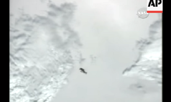 Một số nhà khoa học đã tận dụng các bộ đồ vũ trụ cũ để làm vệ tinh thu nhỏ có khả năng thu phát tín hiệu. Vào ngày 3/2/2006, bộ đồ Suitsat 1, hay còn gọi là AMSAT-OSCAR 54, đã được phóng ra ngoài không gian để thử nghiệm. Tuy nhiên, thử nghiệm này nhanh chóng gặp thất bại, khi NASA cho rằng máy phát vô tuyến bên trong bộ đồ đã ngừng hoạt động ngay khi nó được phóng ra từ trạm ISS.