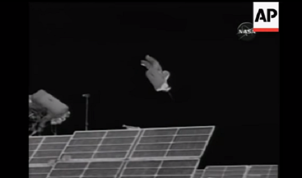 Một bộ đồ vũ trụ bay ra khỏi Trạm vũ trụ ISS, trước khi trôi nổi một cách vô định trong khoảng không gian tăm tối của vũ trụ. Bộ đồ chứa một chiếc máy phát vô tuyến và một đống quần áo cũ được nhồi bên trong bộ đồ vũ trụ Orlan của Nga, vốn biệt danh là Ivan Ivanovitch hoặc Mr Smith.