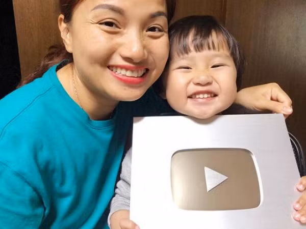 Quynh Tran JP &amp; Family - Cuộc sống ở Nhật được ước tính có thu nhập từ 86.500 - 1,4 triệu USD, tương đương gần 2 - 32,2 tỉ đồng.