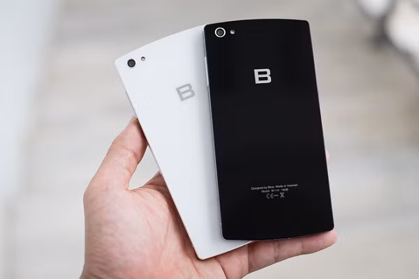 Cụm camera hình vuông là điểm nhấn ở mặt lưng, với logo Ai. Mặt kính camera được bảo vệ bởi khung kim loại. Ngoài ra, lưng máy có khu vực cho cảm biến vân tay.