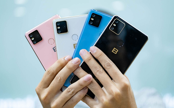 Màn hình không có phần tai thỏ, hay "giọt nước " như phần đông. Ứng dụng công nghệ COF giúp BKAV giữ viền màn hình ở mức tối ưu nhất.