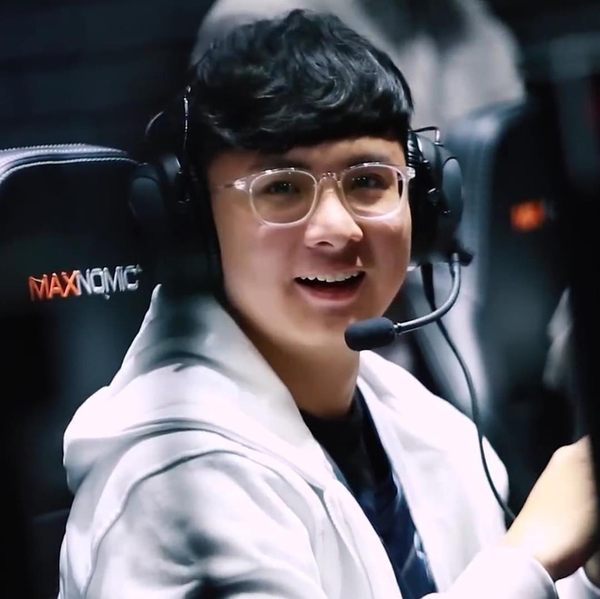 Vốn là người thích chơi game, Noway lại đến với môn chơi làm nên tên tuổi một game thủ chuyên nghiệp như một sự tình cờ, đó là vào cấp 3, khi cùng bạn ra quán net chơi trò mình muốn thì trò chơi ấy lại đang bị bảo trì, nên Noway chuyển qua trò khác chơi thử và không ngờ lại thực sự thích với trò mới này và lập nên thành tích kim cương trong lần ở ngay mùa giải đầu tiên.