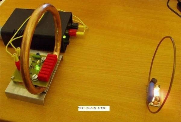 Tesla mơ ước một thế giới không tồn tại dây điện phức tạp. Ông đề xuất một hệ thống điện không dây bao gồm một tháp truyền điện và năng lượng không dây đến mọi ngõ ngách trên hành tinh. Ông đã chứng minh ý tưởng này qua thí nghiệm về sự truyền dẫn cảm ứng để đốt sáng một cái bóng đèn ở khoảng cách ngắn.