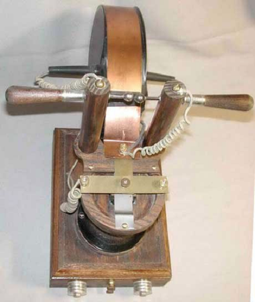 Tesla phát minh chiếc máy phá hủy bỏ túi tạo ra những tần số rung khác nhau. Ông kể lại là khi bật chiếc máy đó lần đầu tiên, một tiếng động lạ vang lên và những vết nứt đầu tiên xuất hiện. Mọi thứ rung lên bần bật cho tới khi cảnh sát ập tới đạp vỡ cái máy trước khi tòa nhà sụp đổ.