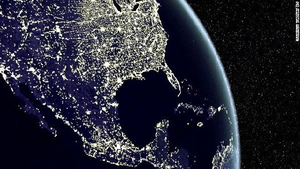 Tesla lên kế hoạch sử dụng một loại tia cực mạnh như tia cực tím bắn vào các hạt này để chúng phát sáng như hiện tượng cực quang. Ông khiến người ta cho rằng nếu thành công, con tàu Titanic sẽ chẳng bao giờ chìm xuống mãi mãi.