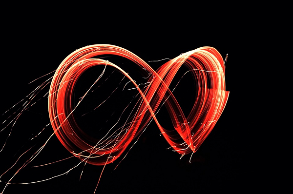 Wallis có thể đã dựa vào biểu tượng trên chữ số La Mã cho 1000, mà người La Mã đã sử dụng để chỉ “vô số” ngoài số. Cũng có thể biểu tượng này dựa trên omega (Ω hoặc), chữ cái cuối cùng trong bảng chữ cái Hy Lạp.