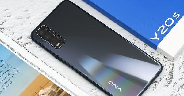 Vivo Y20s cũng có viên pin khủng 5,000 mAh và màn hình lớn 6.5 inch. Tuy nhiên, cấu hình của Vivo Y20s có phần lép vế hơn khi điện thoại này chỉ sử dụng chipset Snapdragon 460, đi kèm dung lượng RAM 6GB và bộ nhớ trong 128GB.