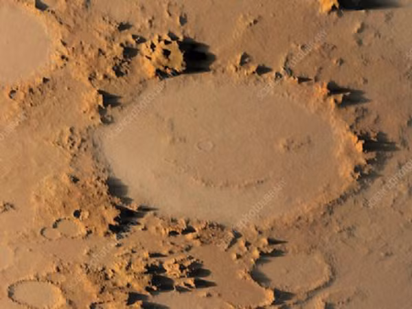 Ngoài ra màu sắc của miệng núi lửa Happy Face tại hai thời điểm khác nhau do có lượng sương màu sáng phủ trên bề mặt khác nhau, khiến cho lớp vỏ của hành tinh này có màu đỏ thẫm hơn.