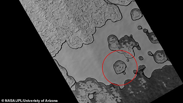 Chúng ta cũng sẽ nhận thấy hình dạng của miệng núi lửa đã thay đổi do sức nóng của Mặt Trời đã làm “thăng hoa” vật chất rắn trên bề mặt thành khí, đây là quá trình mà chất rắn chuyển hóa trực tiếp thành chất khí và bỏ qua giai đoạn hóa lỏng.