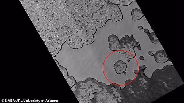 Chúng ta cũng sẽ nhận thấy hình dạng của miệng núi lửa đã thay đổi do sức nóng của Mặt Trời đã làm “thăng hoa” vật chất rắn trên bề mặt thành khí, đây là quá trình mà chất rắn chuyển hóa trực tiếp thành chất khí và bỏ qua giai đoạn hóa lỏng.