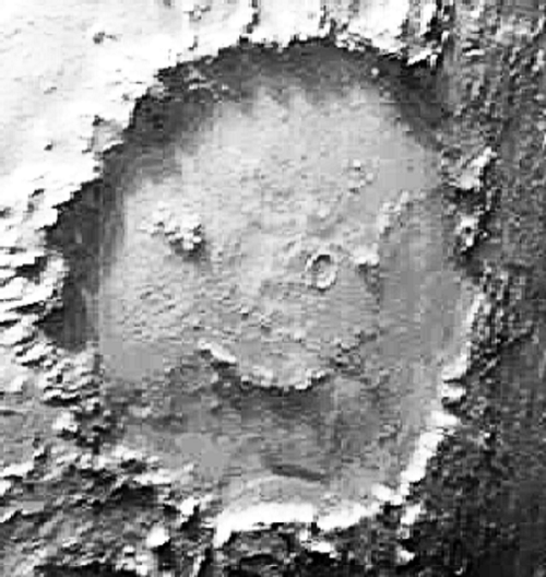 Hình ảnh từ camera Thí nghiệm Khoa học Hình ảnh Độ phân giải cao (HiRISE) trên tàu Quỹ đạo Theo dõi sao Hỏa (MRO) đã ghi lại hình ảnh bề mặt của hành tinh này và so sánh với chính nó của 10 năm về trước.