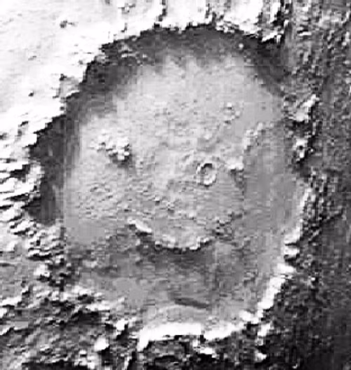 Hình ảnh từ camera Thí nghiệm Khoa học Hình ảnh Độ phân giải cao (HiRISE) trên tàu Quỹ đạo Theo dõi sao Hỏa (MRO) đã ghi lại hình ảnh bề mặt của hành tinh này và so sánh với chính nó của 10 năm về trước.