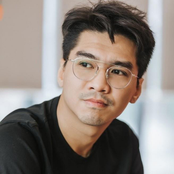 Cụ thể trong vụ việc giữa Khoa Pug và một resort, trong khi cộng đồng mạng đồng lòng rủ nhau rate 1 sao cho Aroma Resort đồng thời vô tình khiến những khách sạn hay resort khác có tên tương tự hoặc na ná ở cá tỉnh thành khác bị vạ lây thì Pew Pew lạibày tỏ quan điểm trên trang facebook cá nhân của mình.