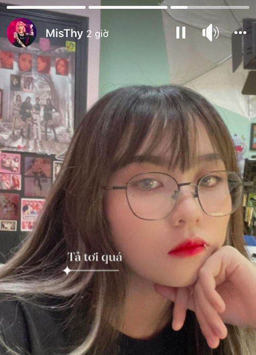 Dù bị dân tình phản ứng dữ dội nhưng trong động thái mới nhất của mình, cô nàng streamer chẳng hề đả động đến scandal chửi bậy vừa qua, chỉ post hình với mặt mũi bơ phờ kèm caption: "Tả tơi quá".